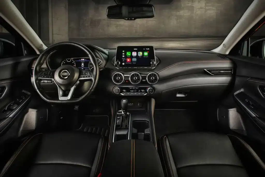 El Nissan Sentra 2021 se ha destacado por ser un sedán con una excelente relación calidad-precio, combinando comodidad, tecnología y un diseño renovado que ha captado la atención de muchos compradores en México.